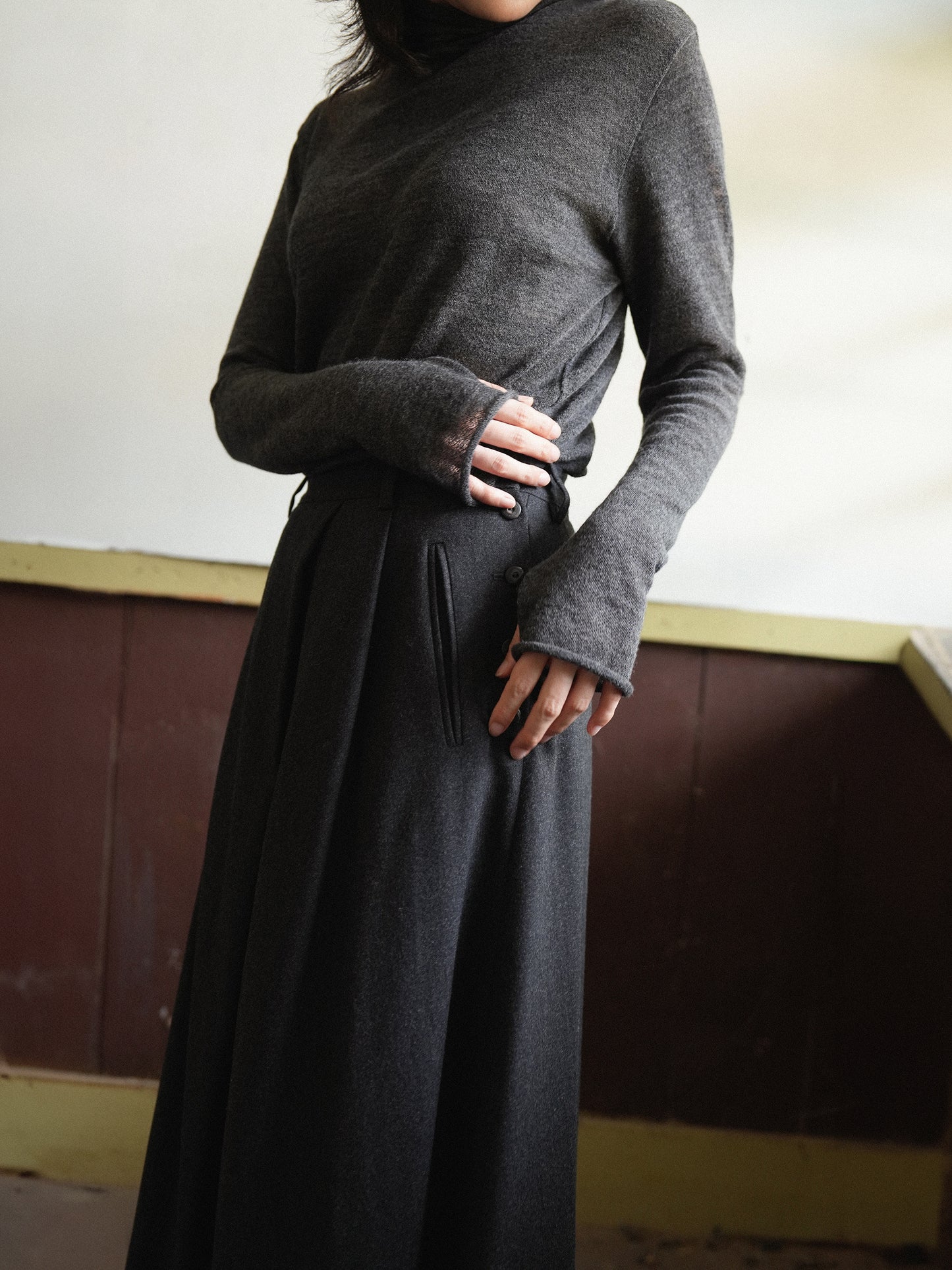SIDE BUTTON WOOL CRAPE SKIRT [ Deep Charcoal ]