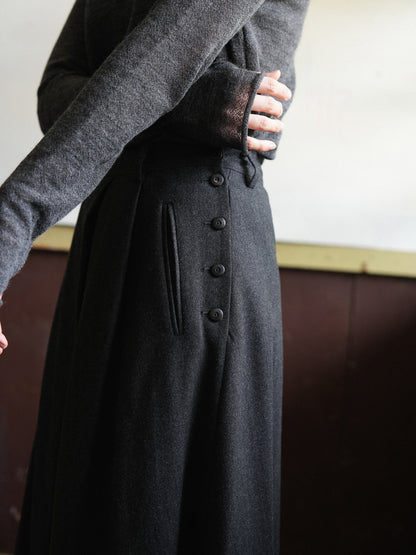 SIDE BUTTON WOOL CRAPE SKIRT [ Deep Charcoal ]